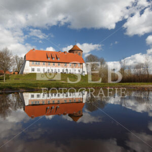 Die Neustädter Burg spiegelt sich in einer Pfütze im Herbst - SEB Fotografie