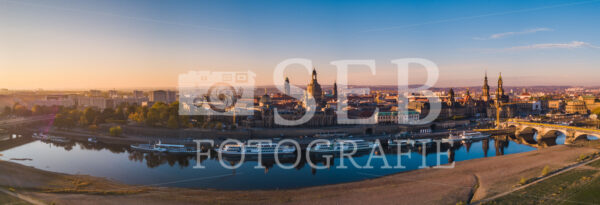 Dresden – Panorama vom Königsufer mit Silhouette der Altstadt - SEB Fotografie